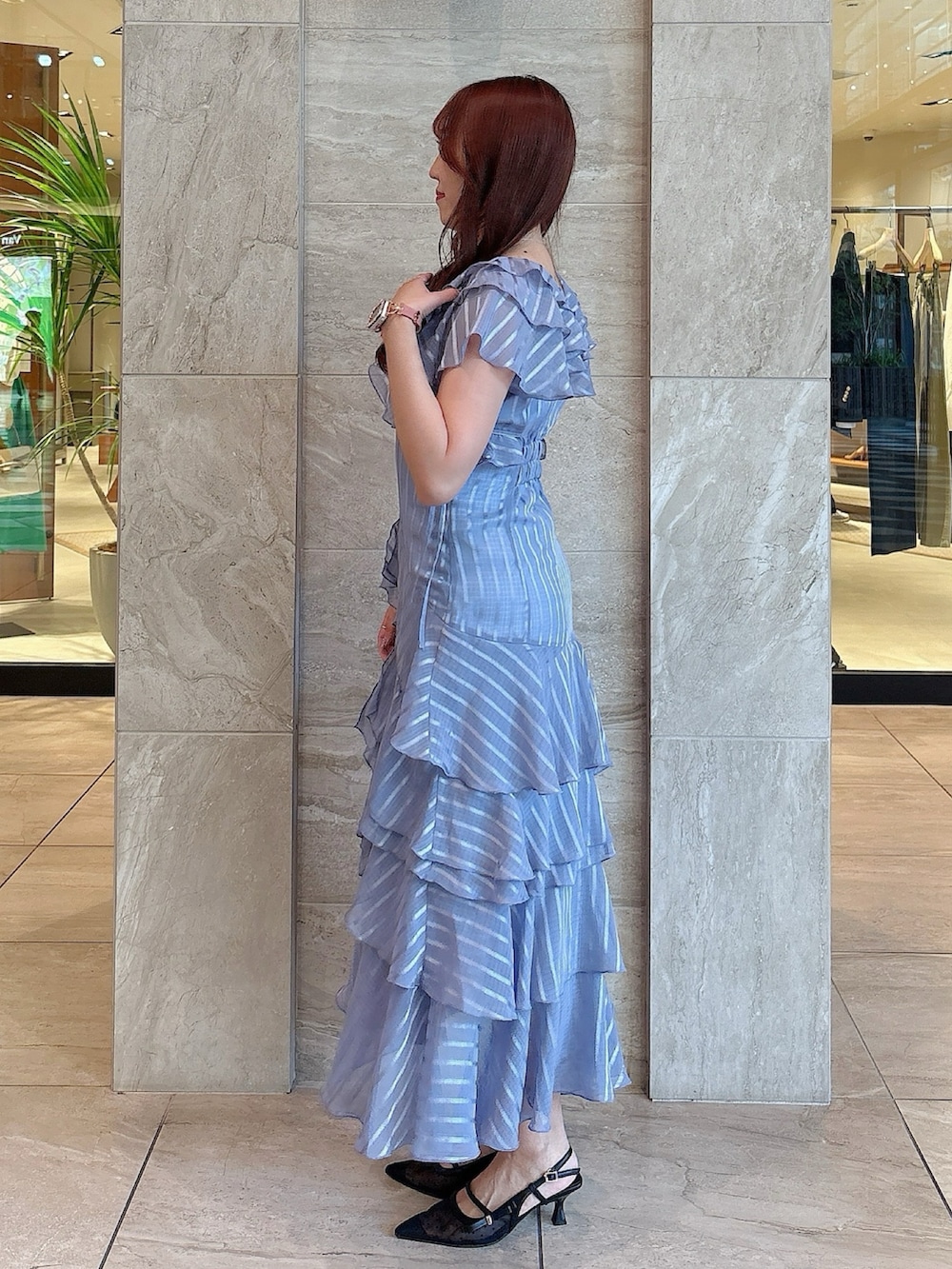 ブルー系のワンピース、ブラック系のパンプスを着用したレディースの春コーディネートの6枚目の写真