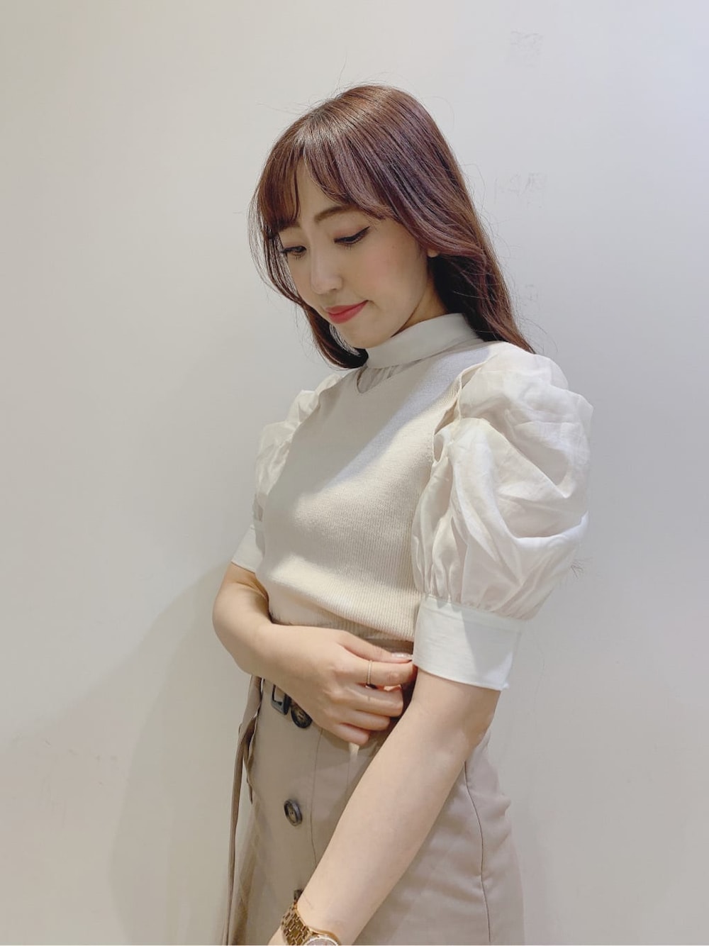 ベージュ系のスカート、ベージュ系のサンダル、ホワイト系のニット/セーターを着用したレディースの春コーディネートの4枚目の写真