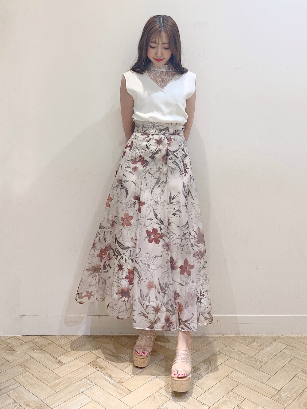 ピンク系のスカート、その他のサンダル、ホワイト系のニット/セーターを着用したレディースの夏コーディネートの4枚目の写真