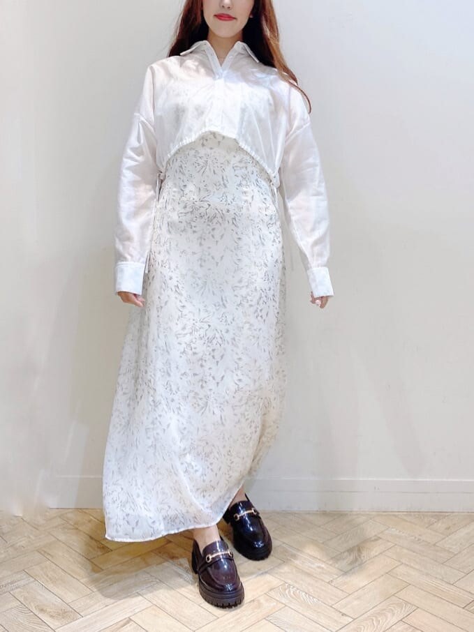 ホワイト系のワンピース、ブラウン系のローファーを着用したレディースの夏コーディネートの7枚目の写真