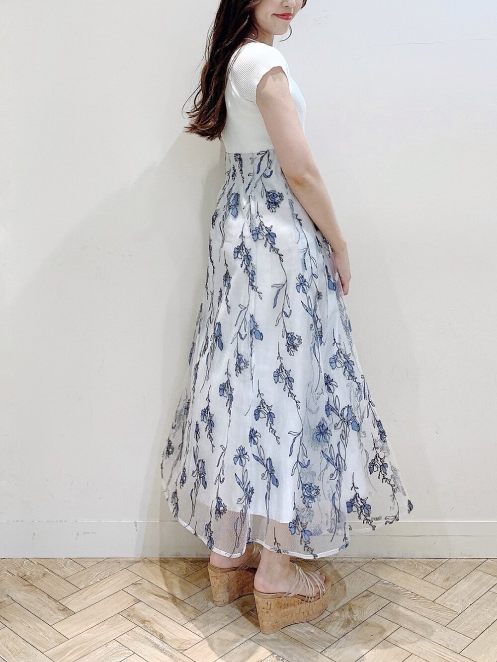 ホワイト系のワンピースを着用したレディースの夏コーディネートの3枚目の写真