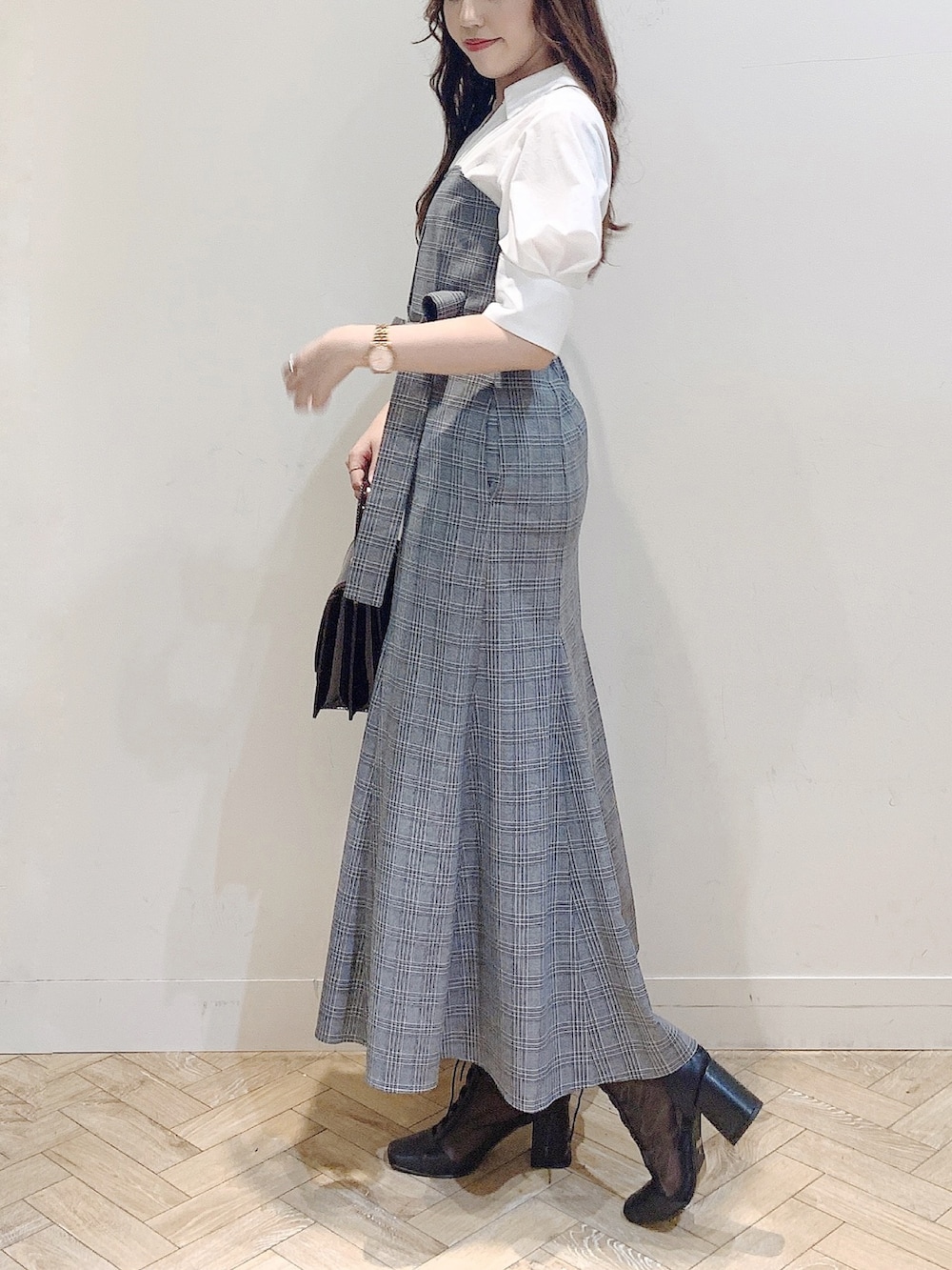 その他のワンピース、ブラウン系のハンドバッグ、ブラック系のブーツを着用したレディースの夏コーディネートの3枚目の写真