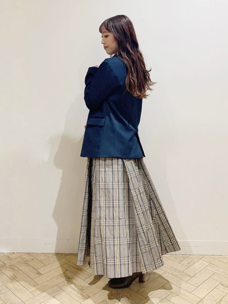 ベージュ系のスカート、ホワイト系のニット/セーター、ベージュ系のスカートを着用したレディースの秋コーディネートの8枚目の写真