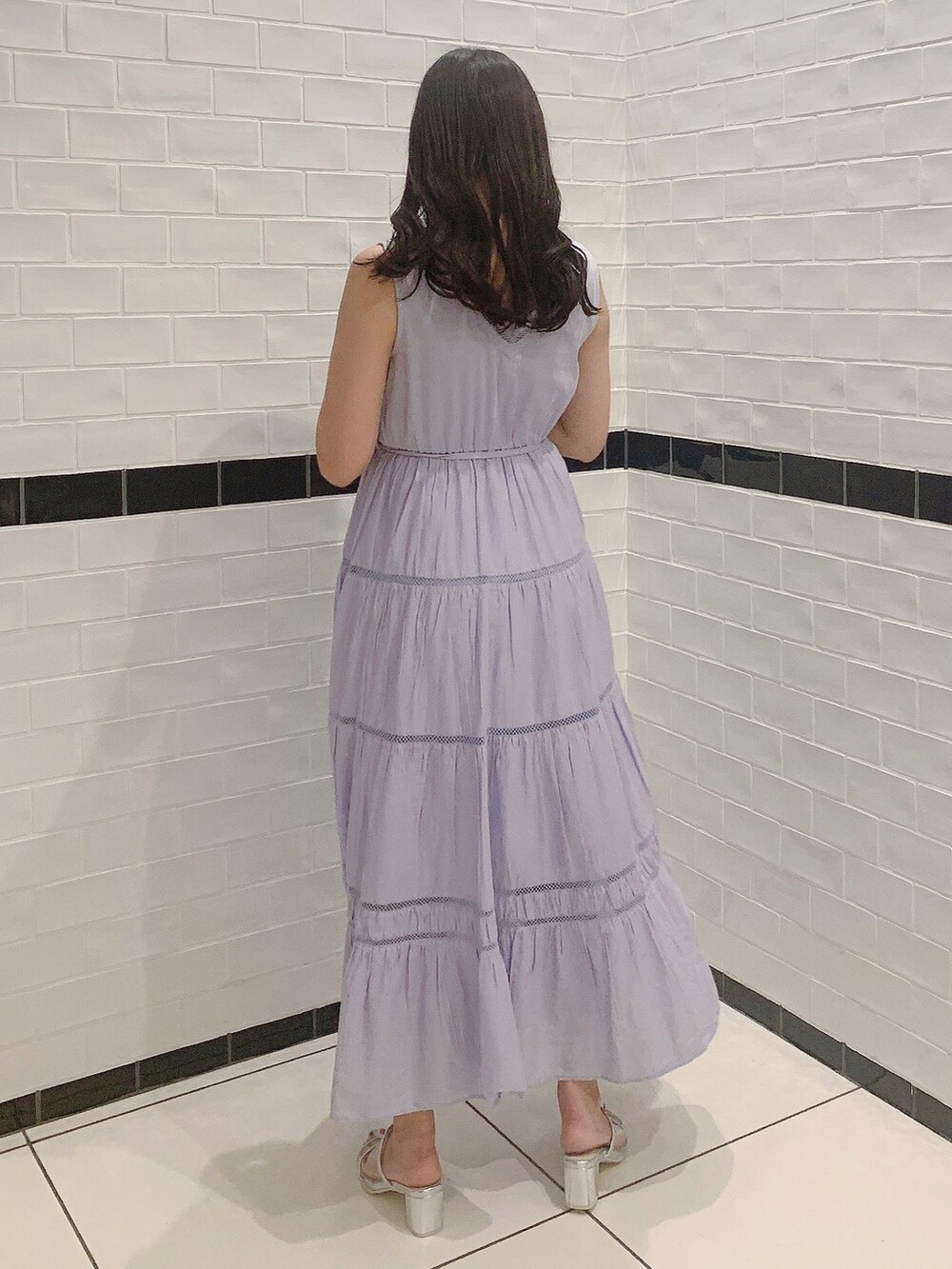 シルバー系のパンプス、パープル系のワンピース、ホワイト系のシャツ/ブラウスを着用したレディースの夏コーディネートの9枚目の写真