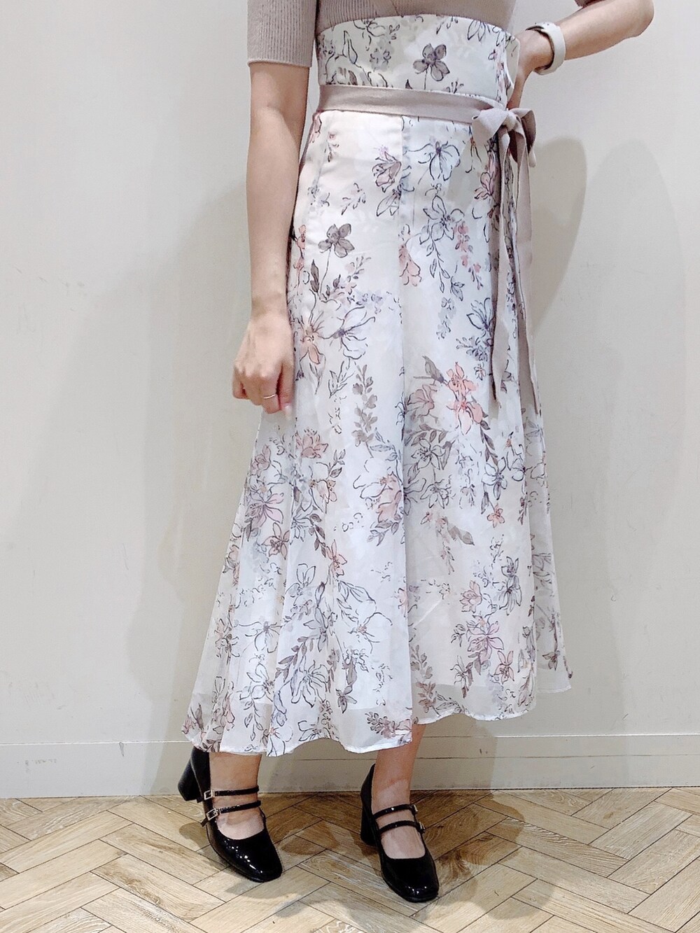 ベージュ系のワンピース、ブラウン系のパンプスを着用したレディースの夏コーディネートの9枚目の写真