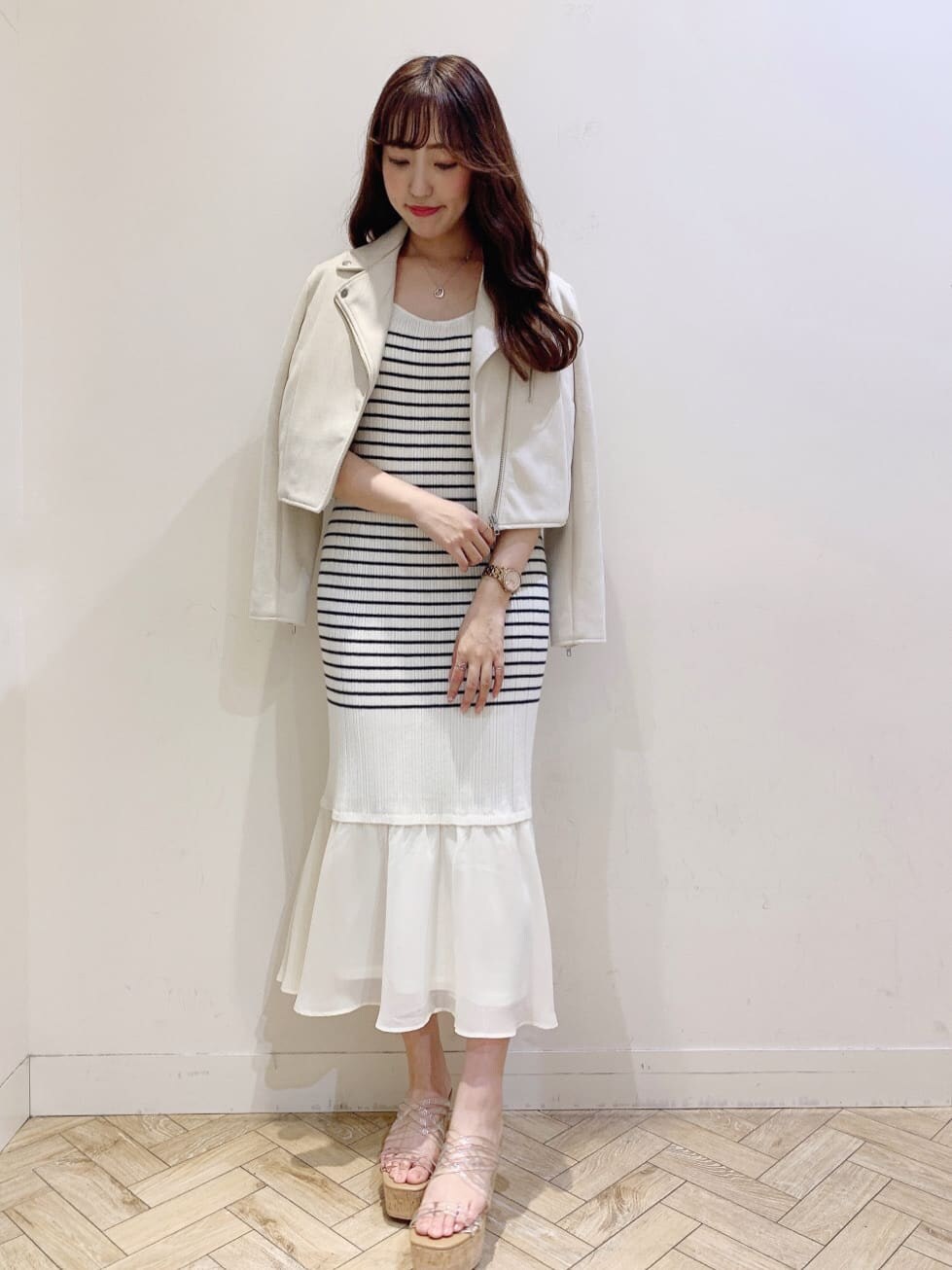 ホワイト系のテーラードジャケット、その他のサンダル、ホワイト系のワンピースを着用したレディースの春コーディネートの7枚目の写真