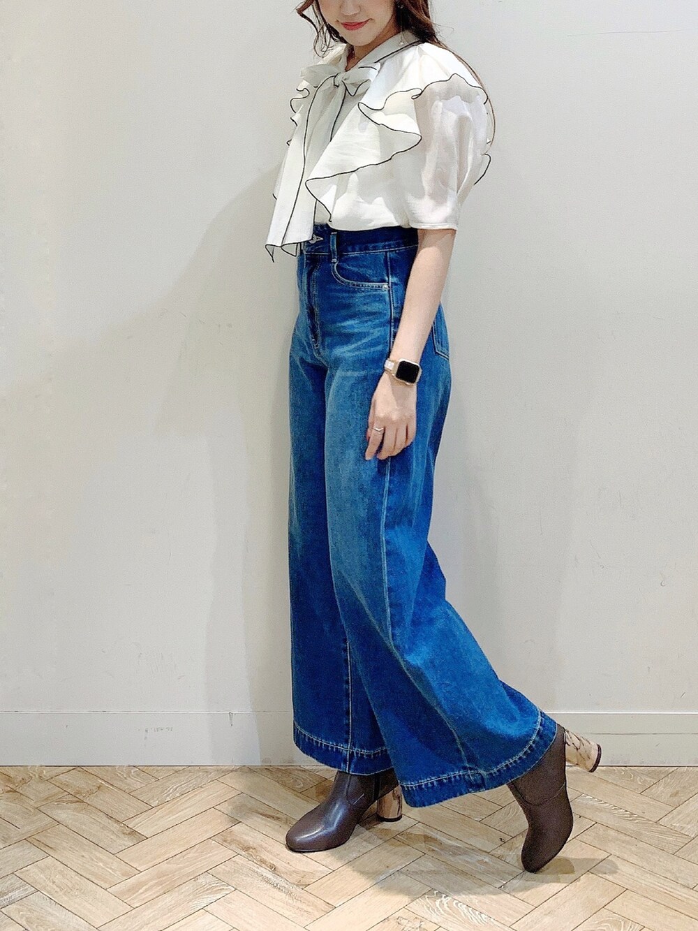 ホワイト系のシャツ/ブラウス、ブラウン系のブーツ、ブルー系のデニムパンツを着用したレディースの夏コーディネートの5枚目の写真