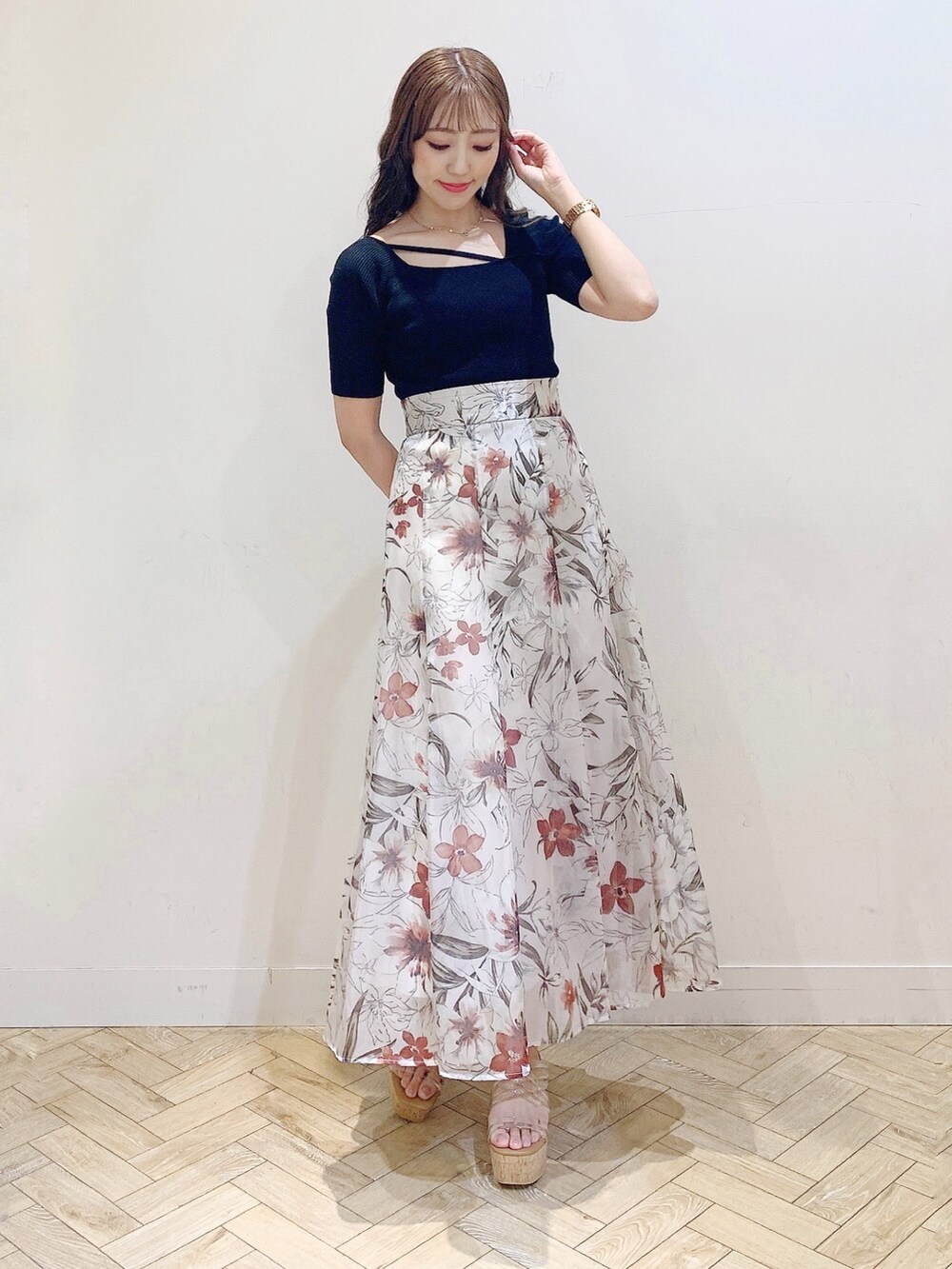 ピンク系のスカート、ブラック系のニット/セーター、その他のサンダルを着用したレディースの春コーディネートの3枚目の写真