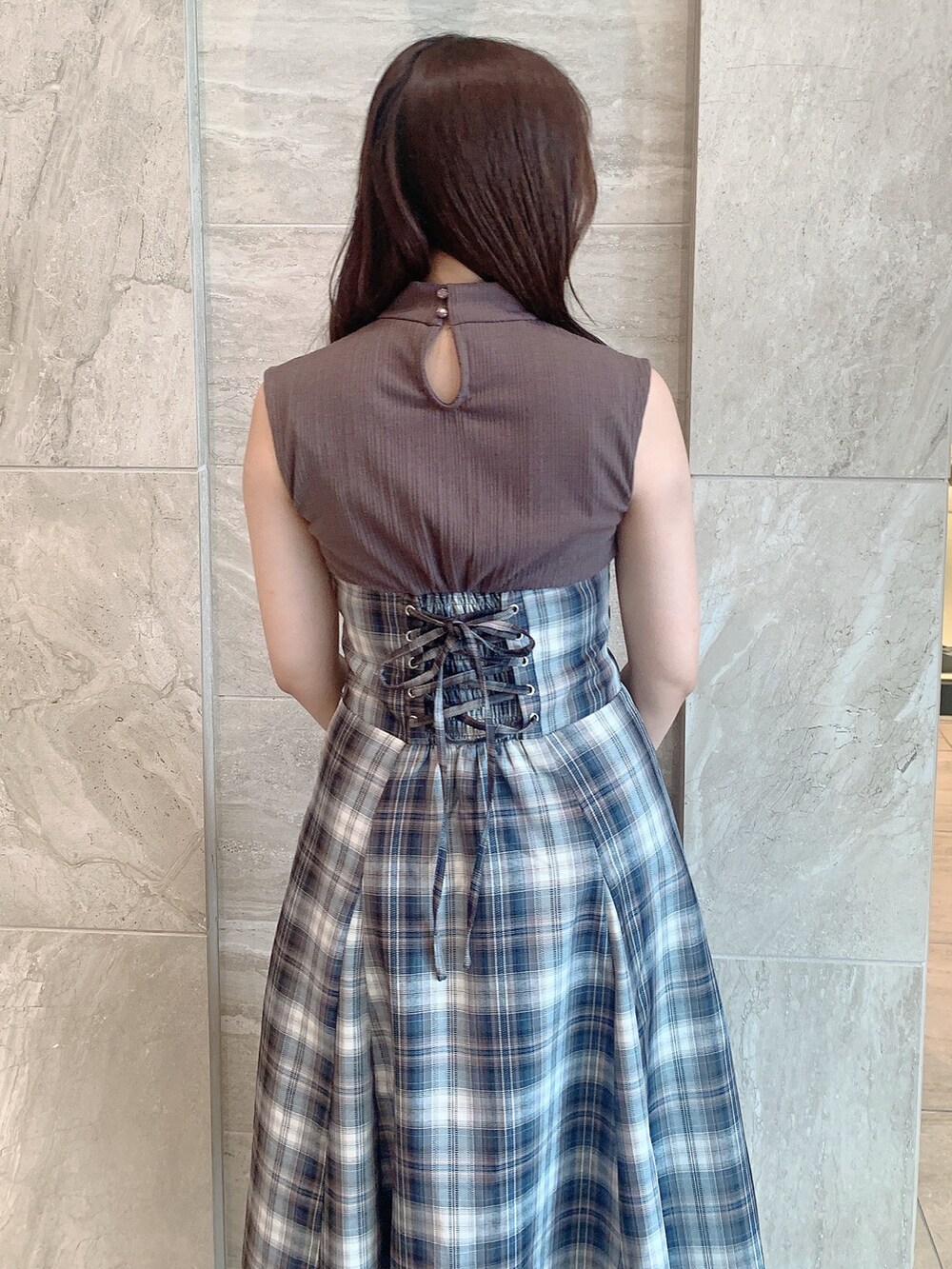 シルバー系のパンプス、ベージュ系のワンピースを着用したレディースの夏コーディネートの7枚目の写真