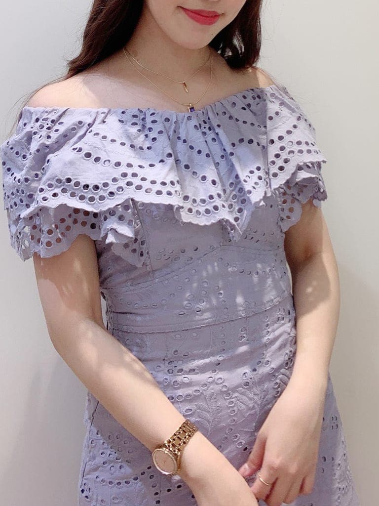 パープル系のシャツ/ブラウス、パープル系のスカート、パープル系のネックレスを着用したレディースの春コーディネートの6枚目の写真