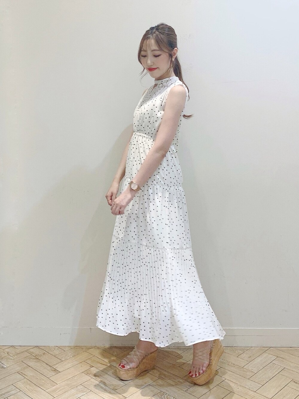 ホワイト系のワンピース、その他のサンダルを着用したレディースの夏コーディネートの5枚目の写真