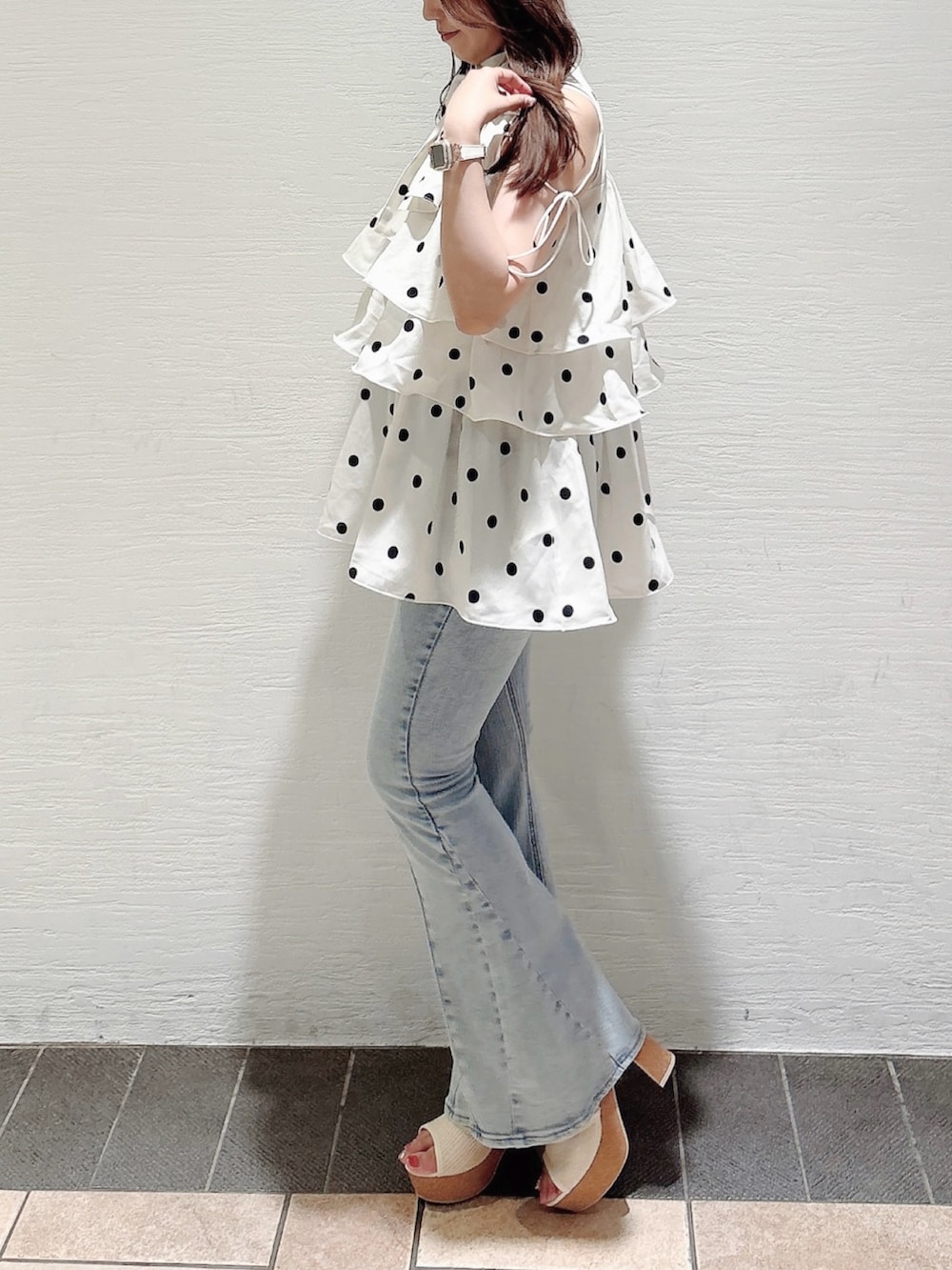 その他のシャツ/ブラウス、ブルー系のデニムパンツ、ホワイト系のサンダルを着用したレディースの夏コーディネートの5枚目の写真