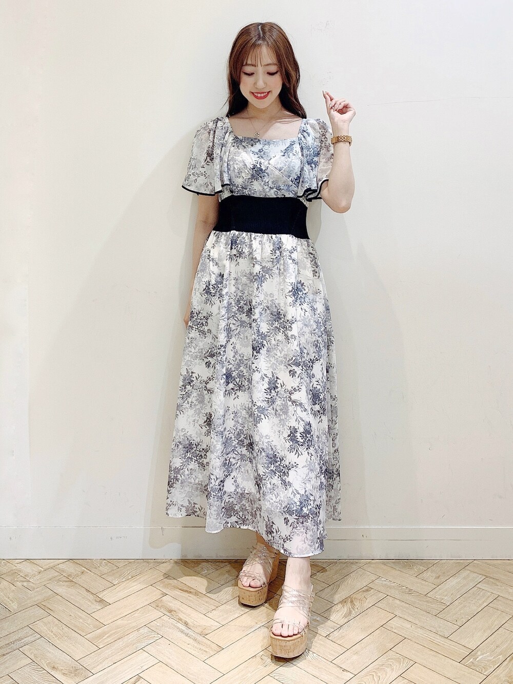 ホワイト系のワンピース、ホワイト系のサンダルを着用したレディースの夏コーディネートの3枚目の写真