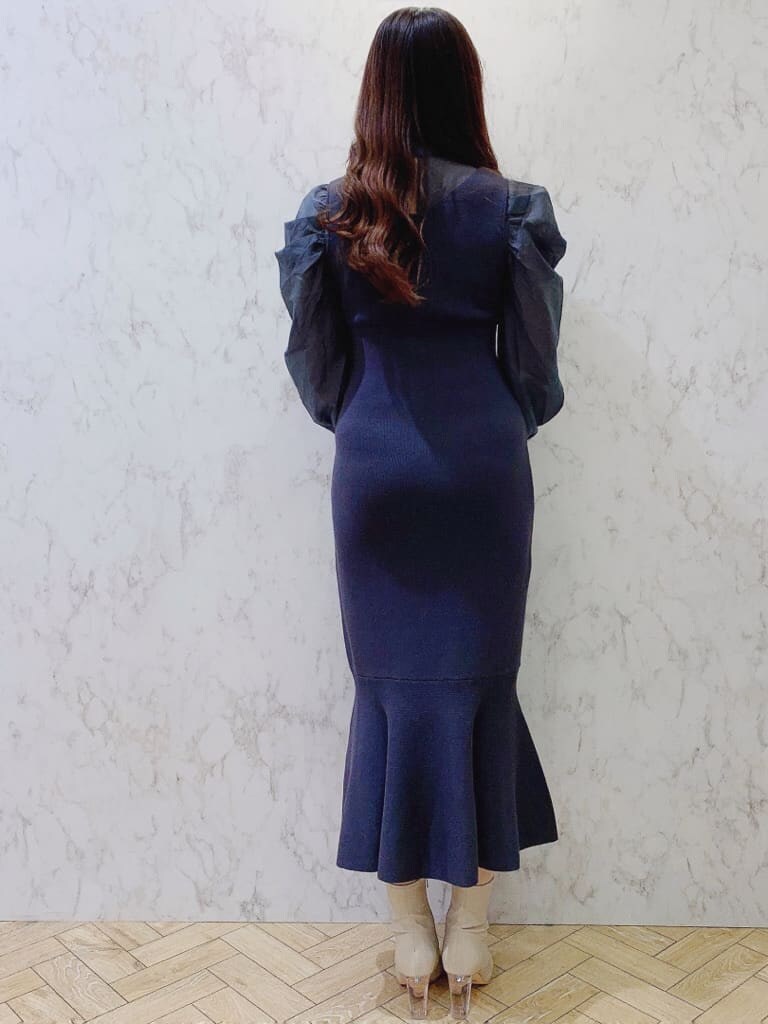 ベージュ系のその他シューズ、ブルー系のワンピースを着用したレディースの冬コーディネートの4枚目の写真