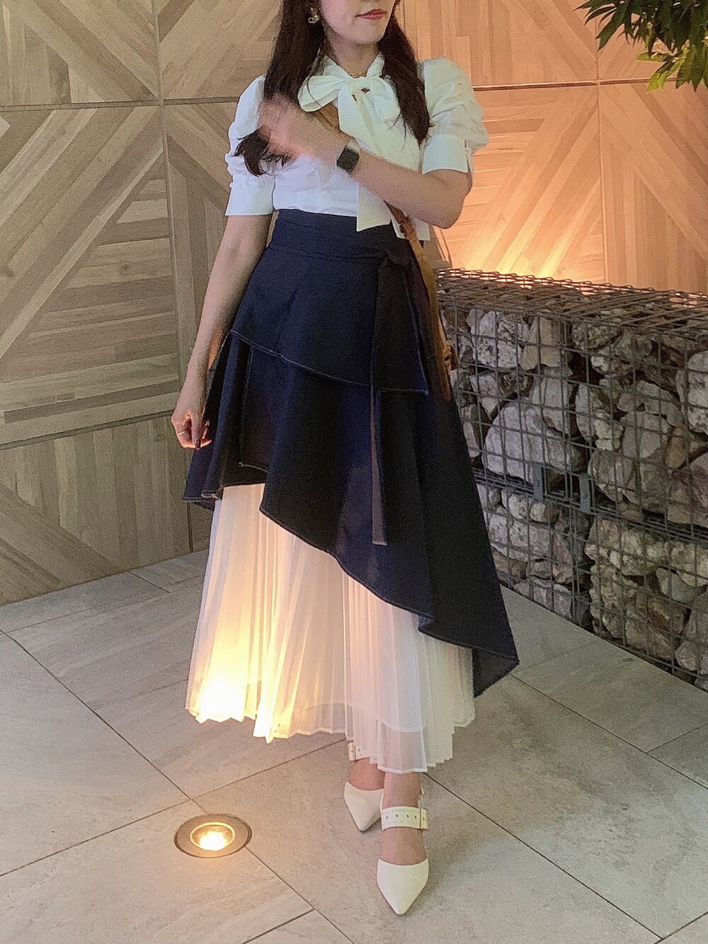 ホワイト系のシャツ/ブラウス、ブルー系のスカートを着用したレディースの秋コーディネートの3枚目の写真