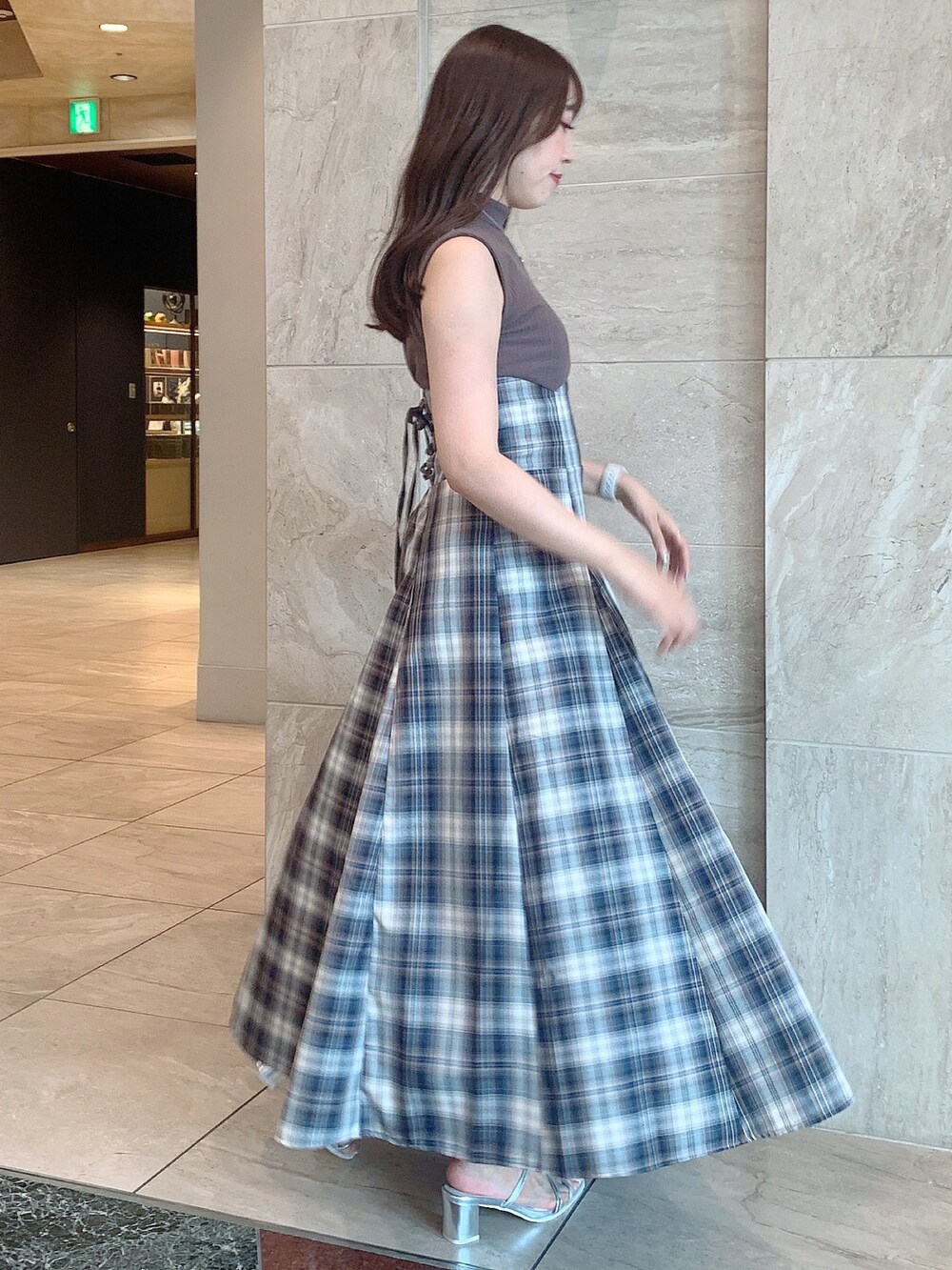 シルバー系のパンプス、ベージュ系のワンピースを着用したレディースの夏コーディネートの6枚目の写真