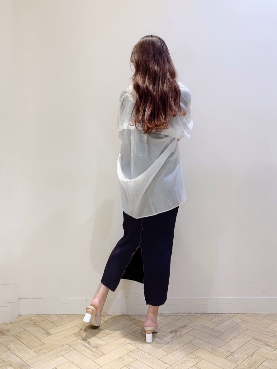 ベージュ系のサンダル、ブラック系のワンピース、ホワイト系のシャツ/ブラウスを着用したレディースの春コーディネートの3枚目の写真