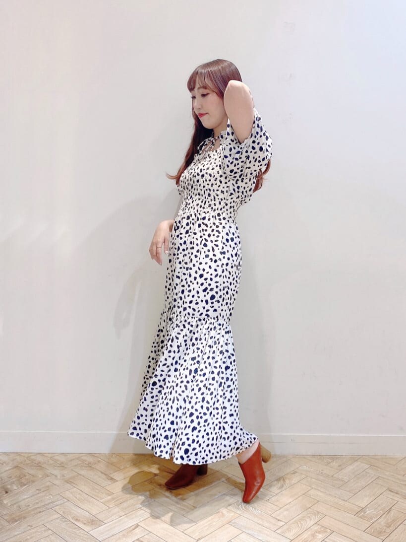 ホワイト系のワンピース、ブラウン系のサンダル、ブラウン系のサンダルを着用したレディースの夏コーディネートの2枚目の写真