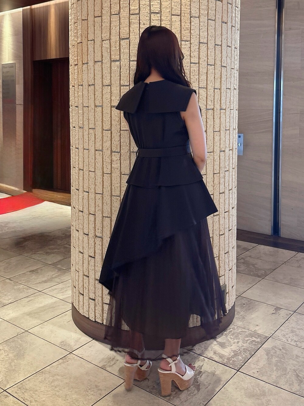 ブラウン系のワンピース、ホワイト系のサンダルを着用したレディースの夏コーディネートの5枚目の写真