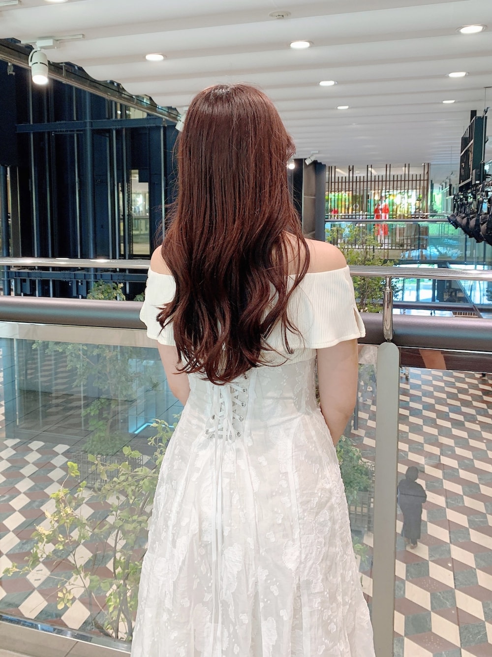 ホワイト系のワンピース、シルバー系のパンプスを着用したレディースの夏コーディネートの6枚目の写真