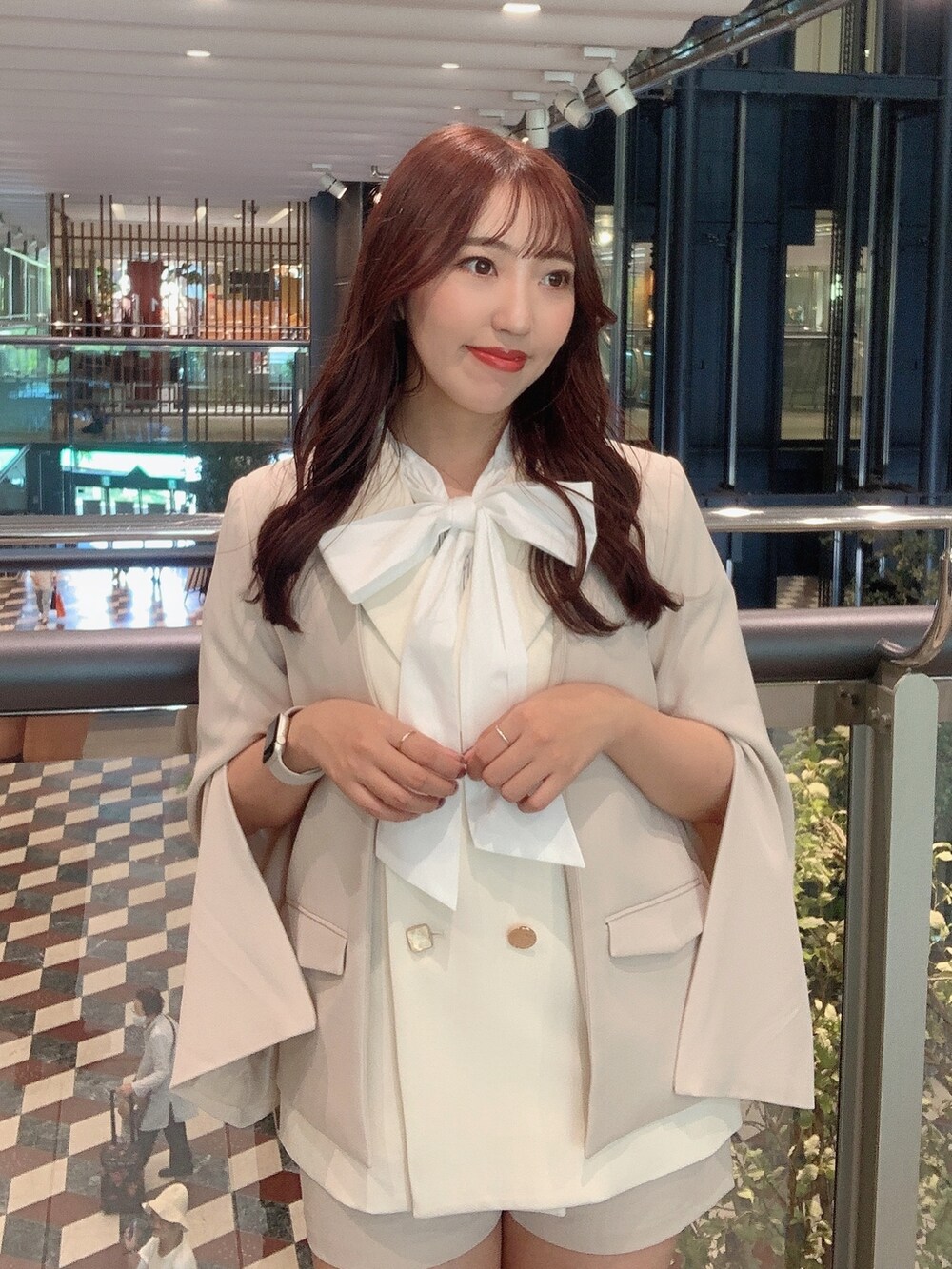 ホワイト系のテーラードジャケット、ホワイト系のその他パンツ、グレー系のシャツ/ブラウスを着用したレディースの秋コーディネートの6枚目の写真