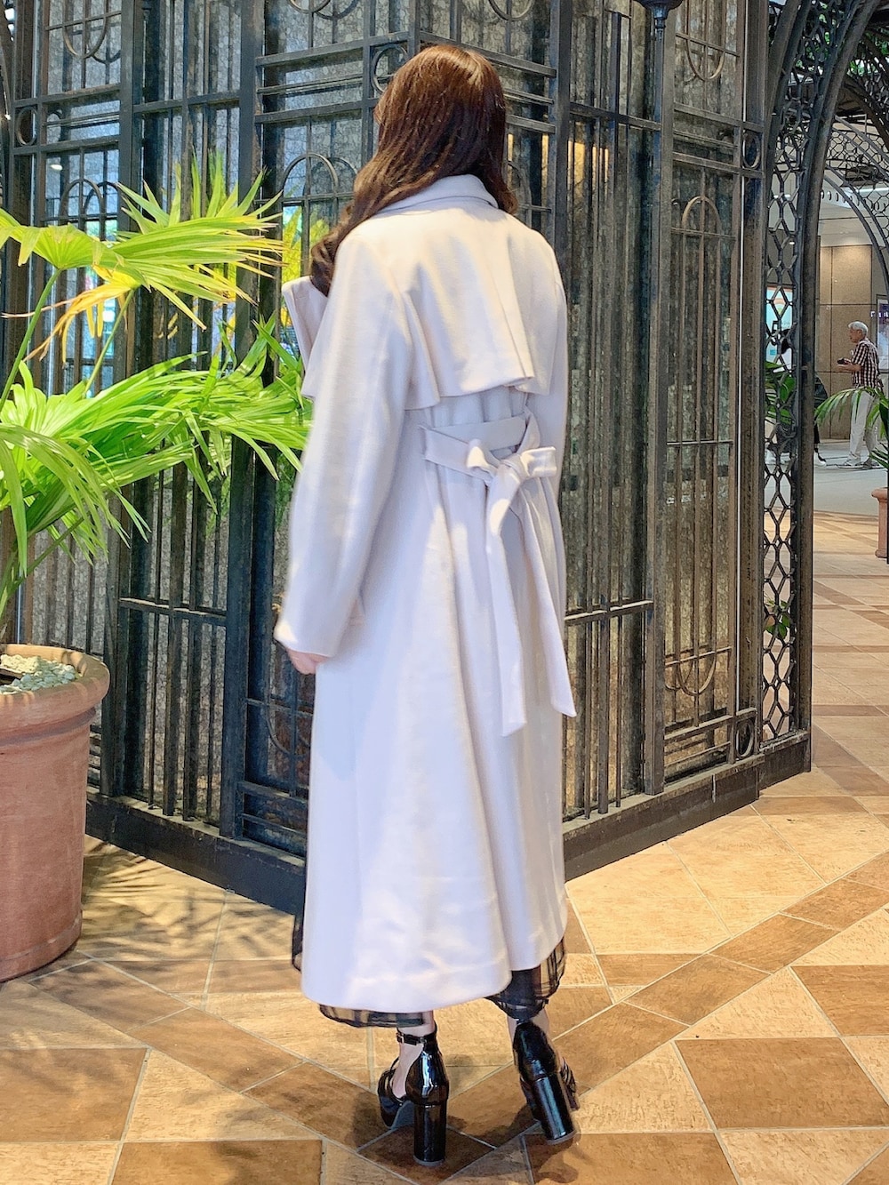 ピンク系のその他アウター、ピンク系のその他アウター、ブラック系のスカートを着用したレディースの冬コーディネートの5枚目の写真