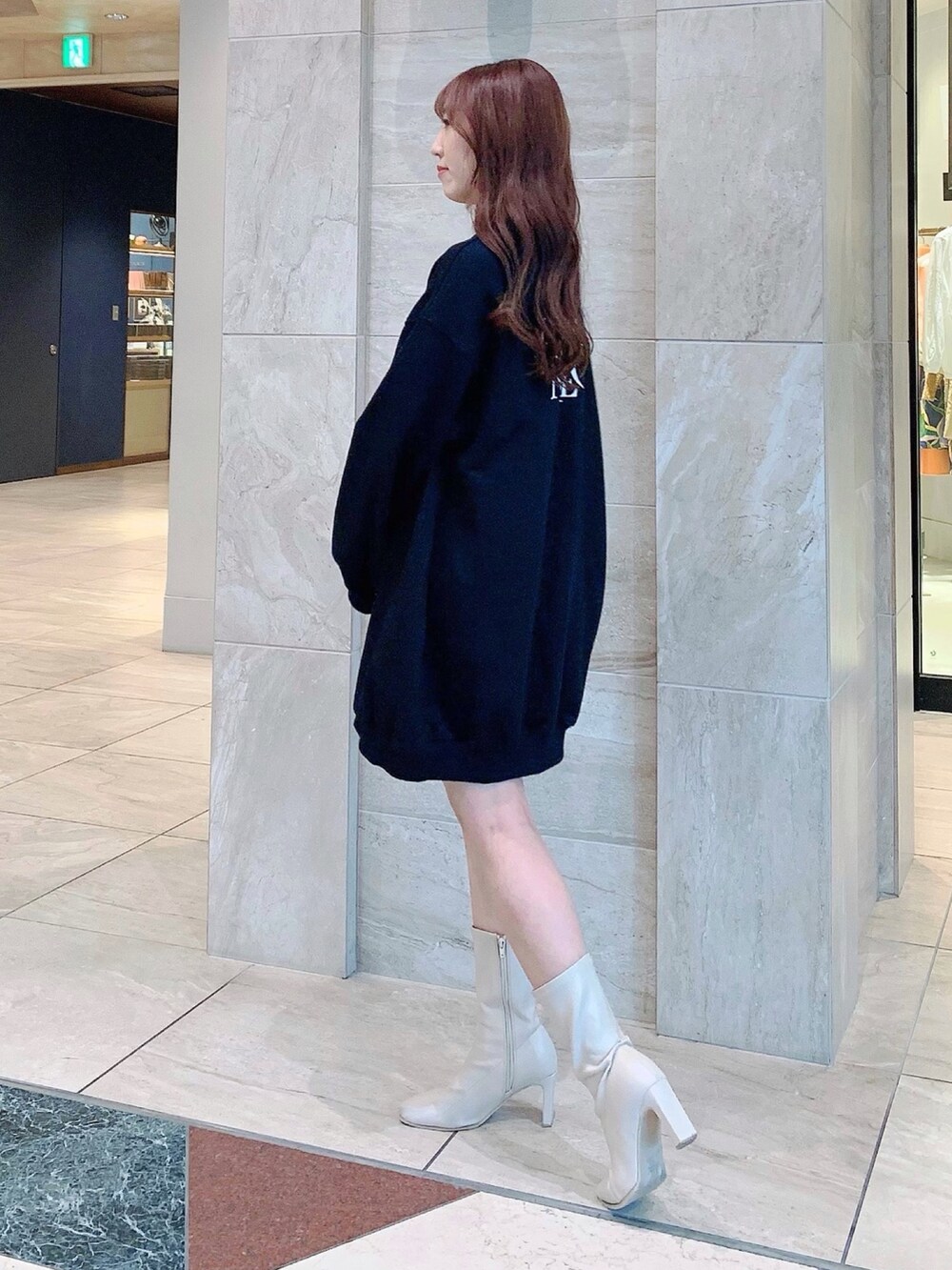 ブラック系のTシャツ/カットソー、ホワイト系のブーツを着用したレディースの冬コーディネートの4枚目の写真