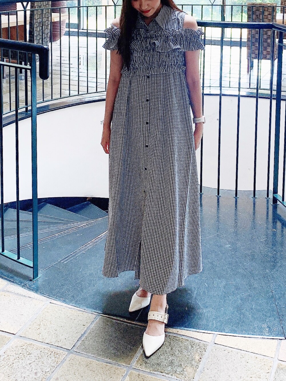 ブラック系のシャツワンピースを着用したレディースの夏コーディネートの2枚目の写真