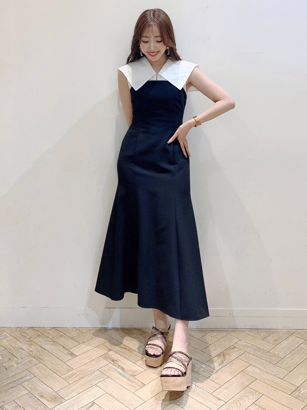 ブラック系のワンピース、ブラック系のサンダルを着用したレディースの春コーディネートの3枚目の写真