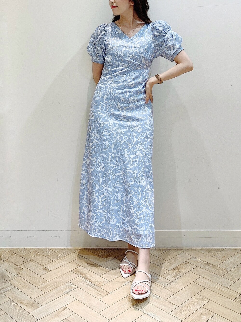 ブルー系のワンピース、ホワイト系のカーディガン/ボレロ、ホワイト系のサンダルを着用したレディースの春コーディネートの4枚目の写真