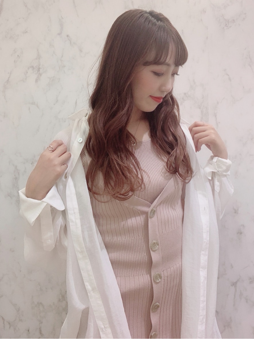 ベージュ系のワンピース、ホワイト系のシャツ/ブラウス、ベージュ系のサンダルを着用したレディースの春コーディネートの5枚目の写真