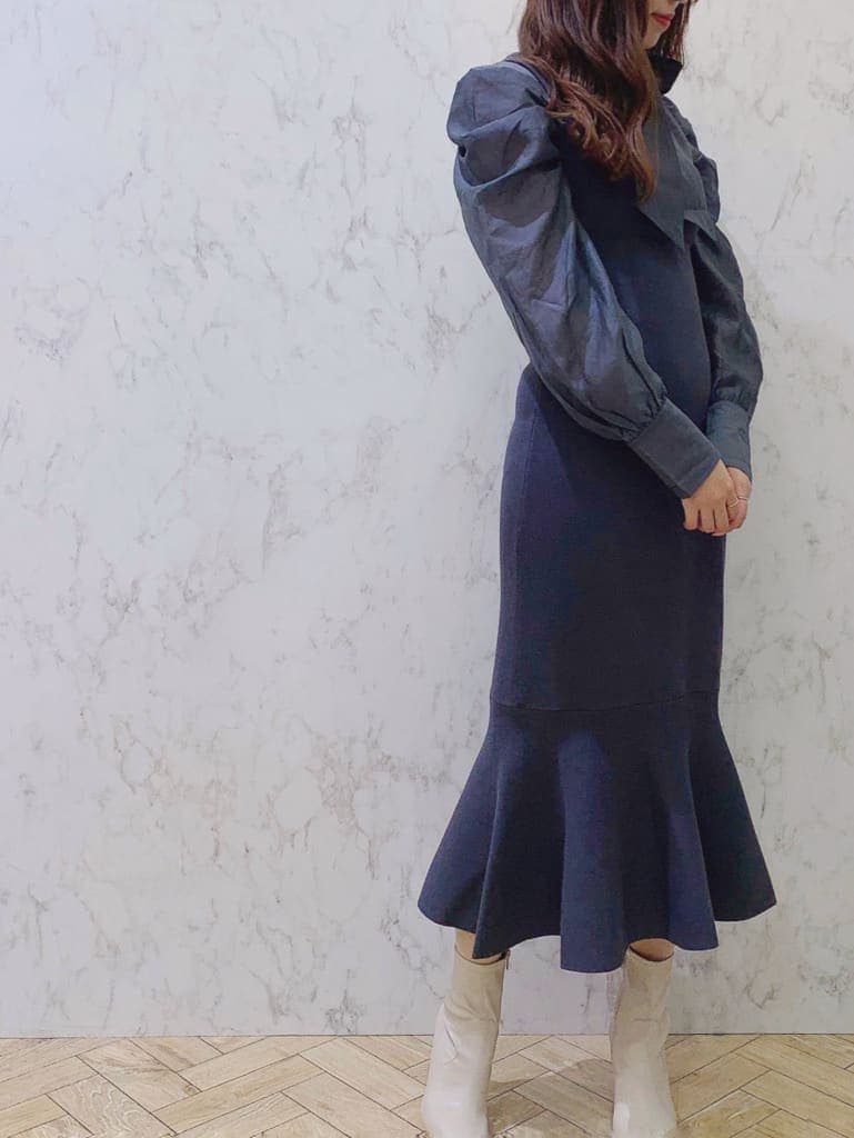 ベージュ系のその他シューズ、ブルー系のワンピースを着用したレディースの冬コーディネートの2枚目の写真