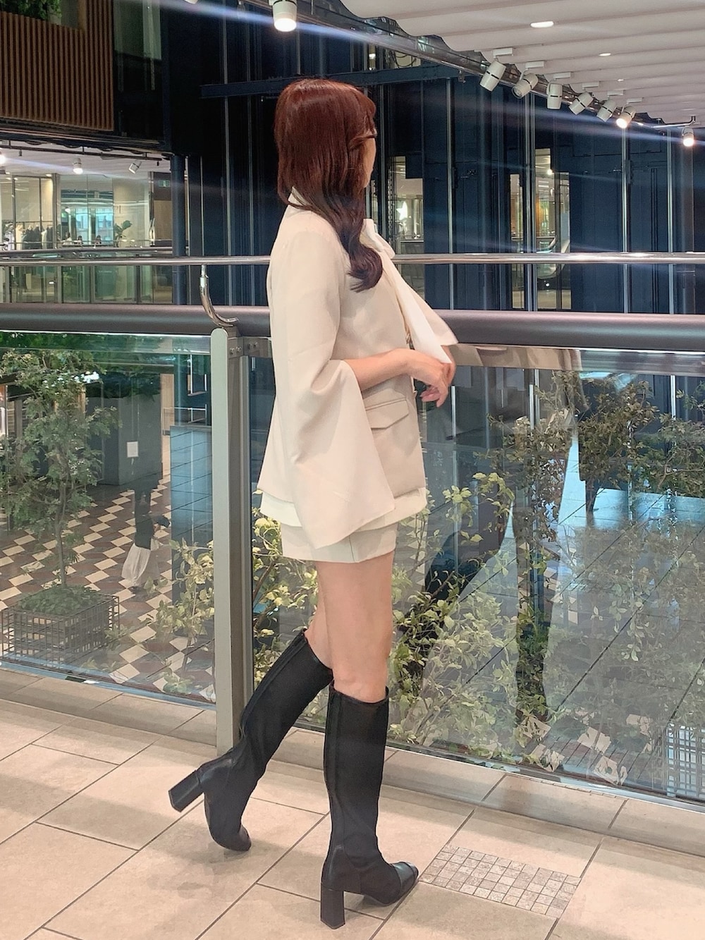 ホワイト系のテーラードジャケット、ホワイト系のその他パンツ、グレー系のシャツ/ブラウスを着用したレディースの秋コーディネートの3枚目の写真