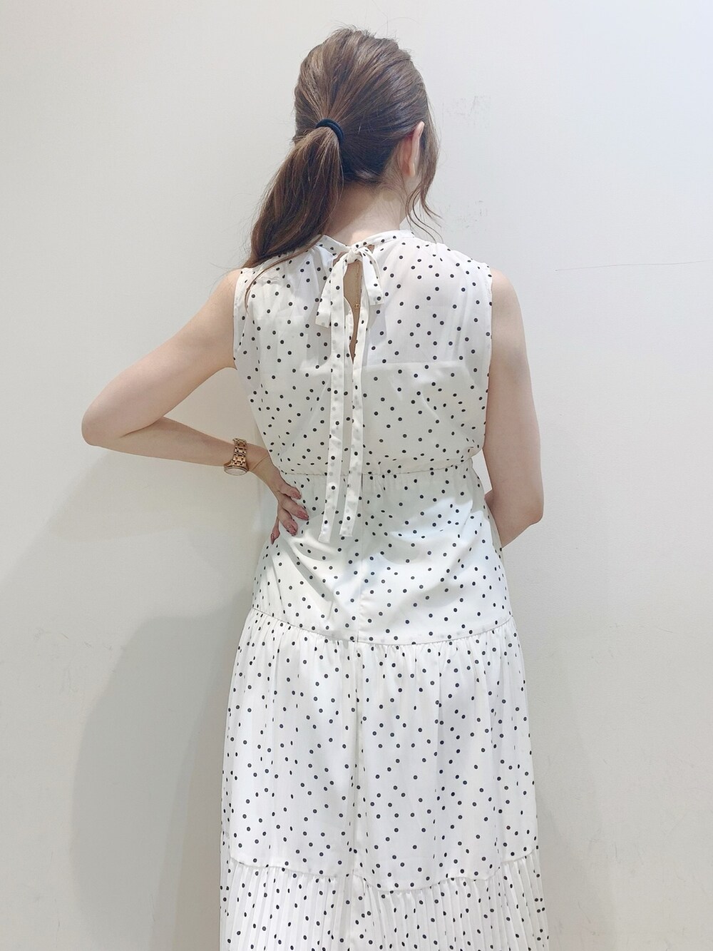 ホワイト系のワンピース、その他のサンダルを着用したレディースの夏コーディネートの7枚目の写真