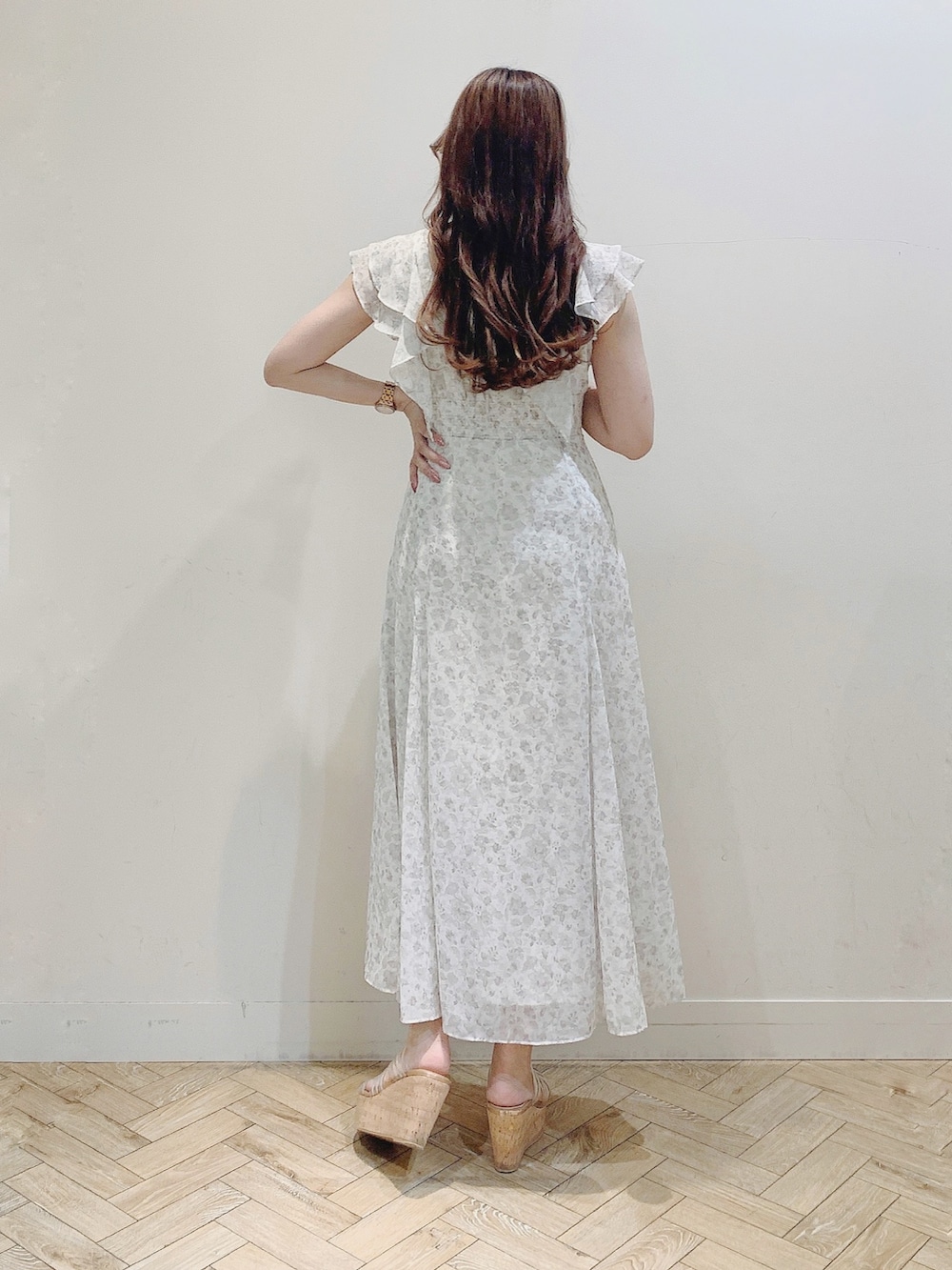 ホワイト系のワンピースを着用したレディースの夏コーディネートの4枚目の写真