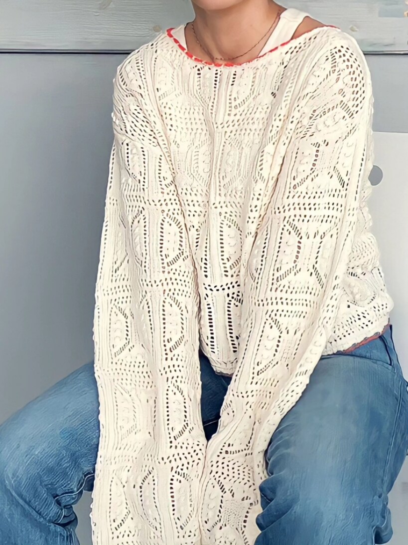 ホワイト系のニット/セーター、ブルー系のデニムパンツ、シルバー系のパンプスを着用したレディースの夏コーディネートの3枚目の写真