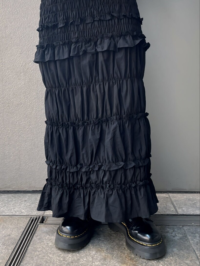 グレー系のベスト、ブラック系のスカートを着用したレディースの夏コーディネートの4枚目の写真