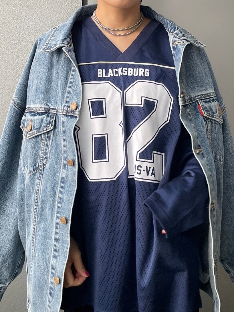 ブルー系のデニムジャケット、ブルー系のTシャツ/カットソー、ブラック系のスカートを着用したレディースの冬コーディネートの5枚目の写真