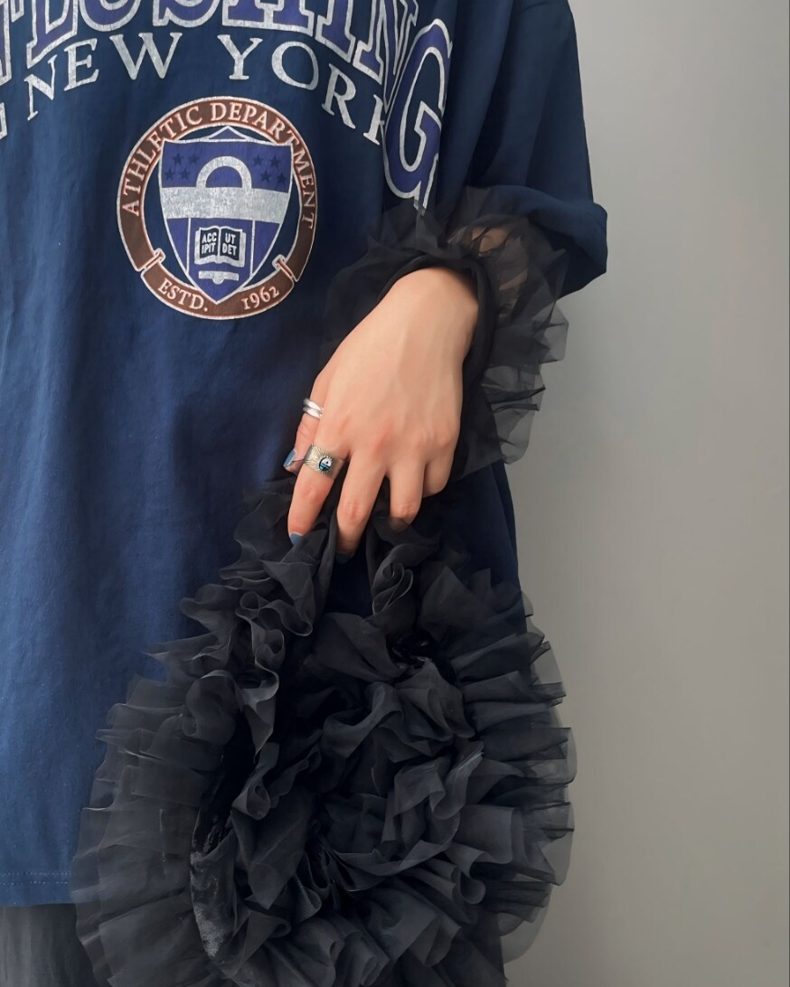 ブルー系のTシャツ/カットソー、ブラック系のショルダーバッグ、ブラック系のスカートを着用したレディースの夏コーディネートの5枚目の写真