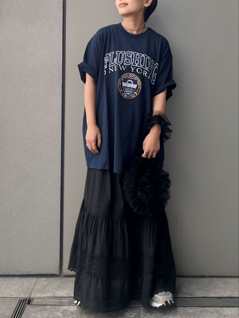 ブルー系のTシャツ/カットソー、ブラック系のショルダーバッグ、ブラック系のスカートを着用したレディースの夏コーディネートの2枚目の写真