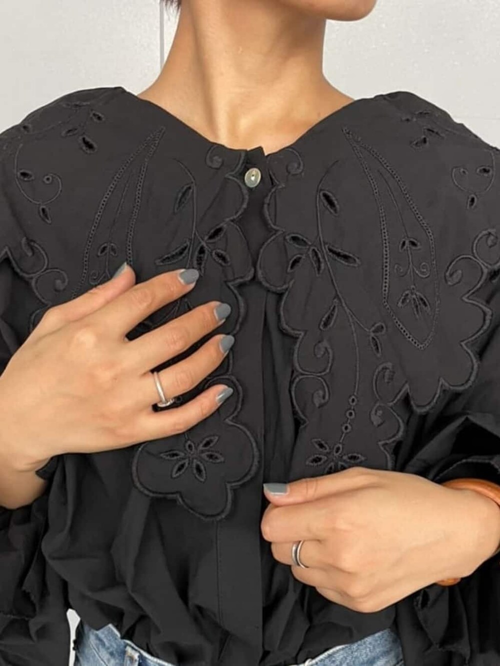 ブラック系のシャツ/ブラウス、ブラウン系のブーツ、ブルー系のデニムパンツを着用したレディースの夏コーディネートの2枚目の写真