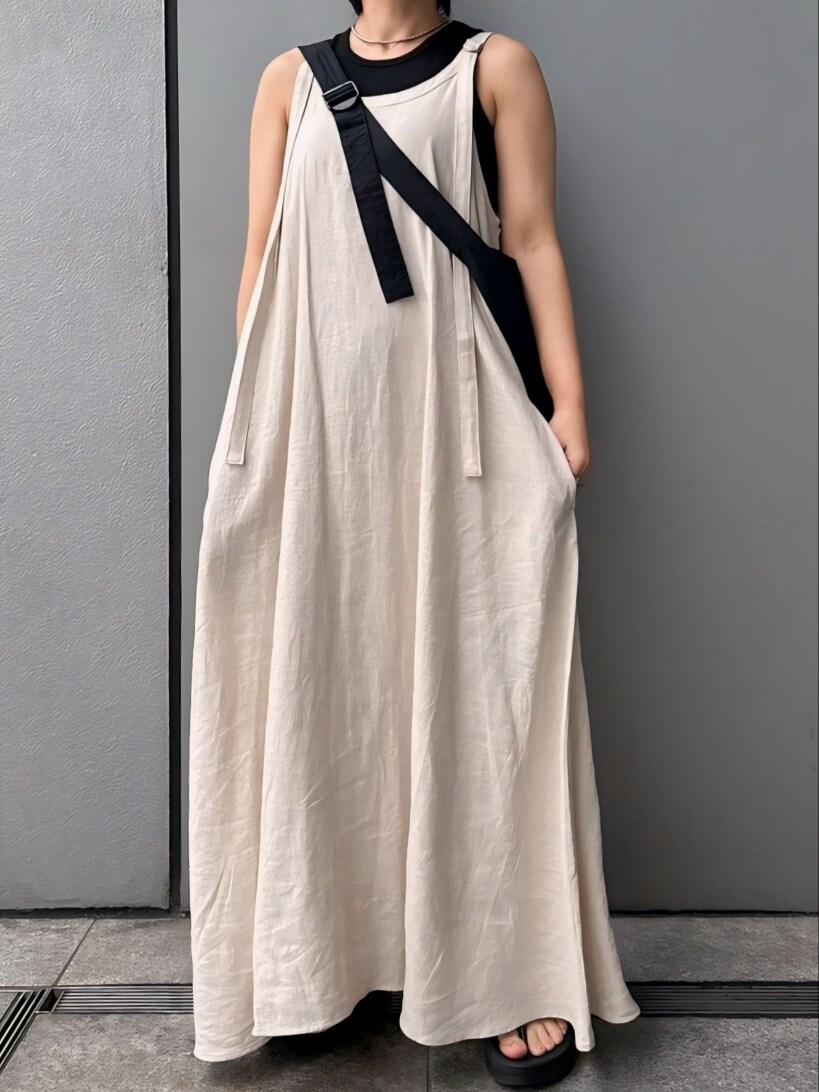 ホワイト系のワンピース、ブラック系のタンクトップ、ブラック系のショルダーバッグを着用したレディースの夏コーディネートの2枚目の写真