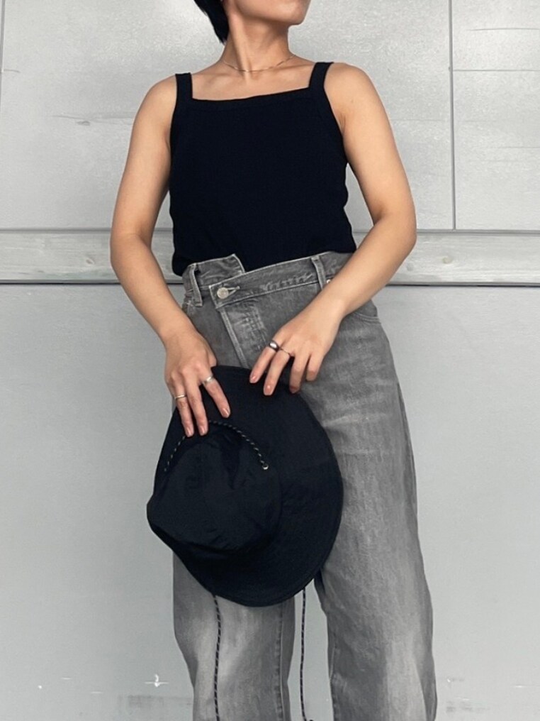 ブラック系のキャミソール、ブラック系のタンクトップ、ブラック系のデニムパンツを着用したレディースの夏コーディネートの3枚目の写真