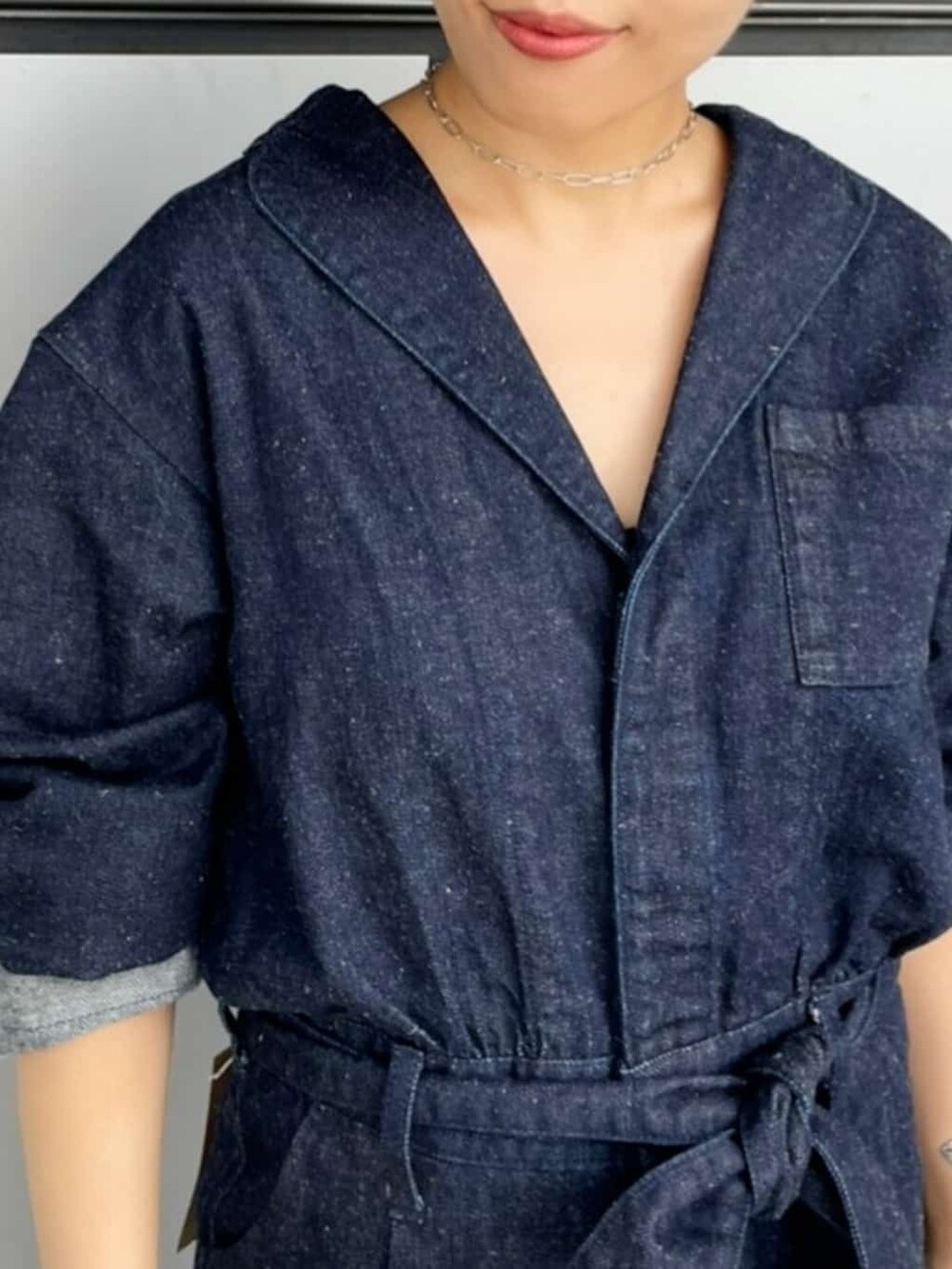 ブルー系のつなぎ/オールインワン、ホワイト系のブーツ、シルバー系のブレスレットを着用したレディースの夏コーディネートの4枚目の写真