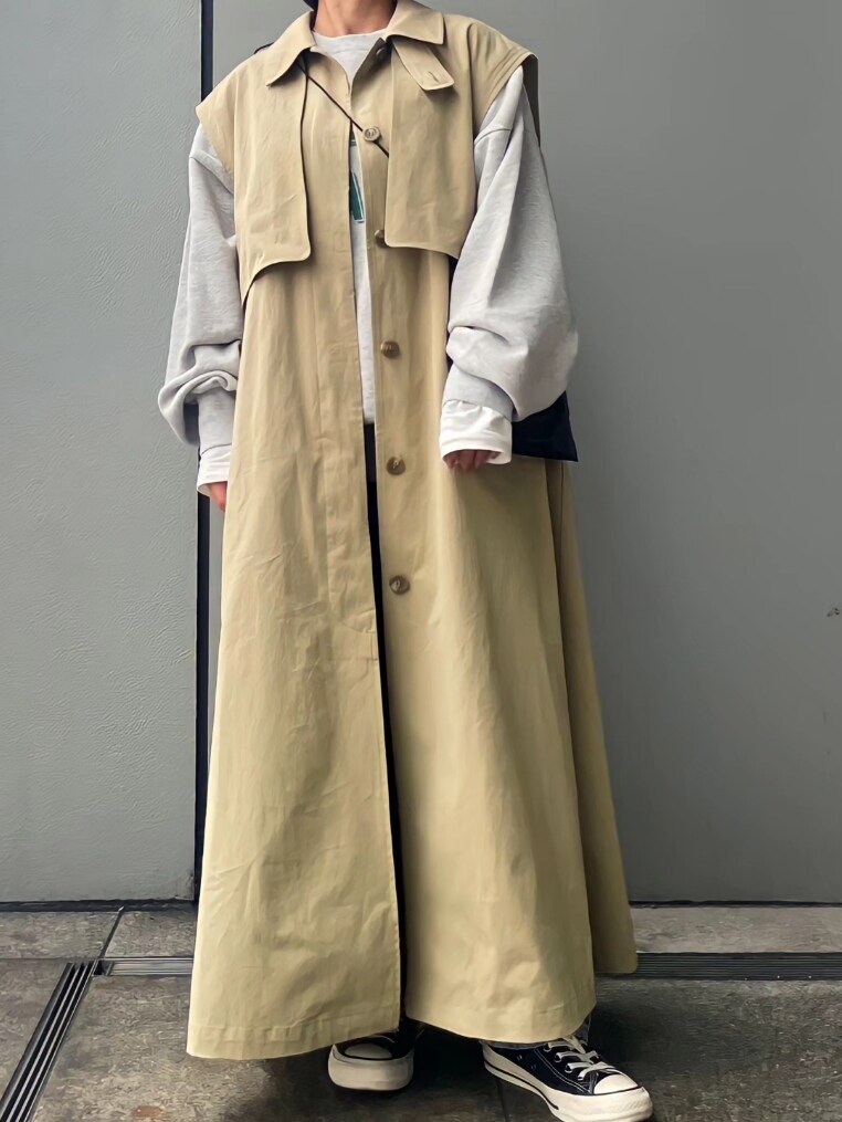 グレー系のスウェット、ホワイト系のTシャツ/カットソー、ブルー系のデニムパンツを着用したレディースの冬コーディネートの3枚目の写真