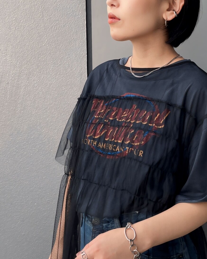 ブラック系のTシャツ/カットソー、グレー系のTシャツ/カットソー、ブルー系のデニムパンツを着用したレディースの春コーディネートの2枚目の写真