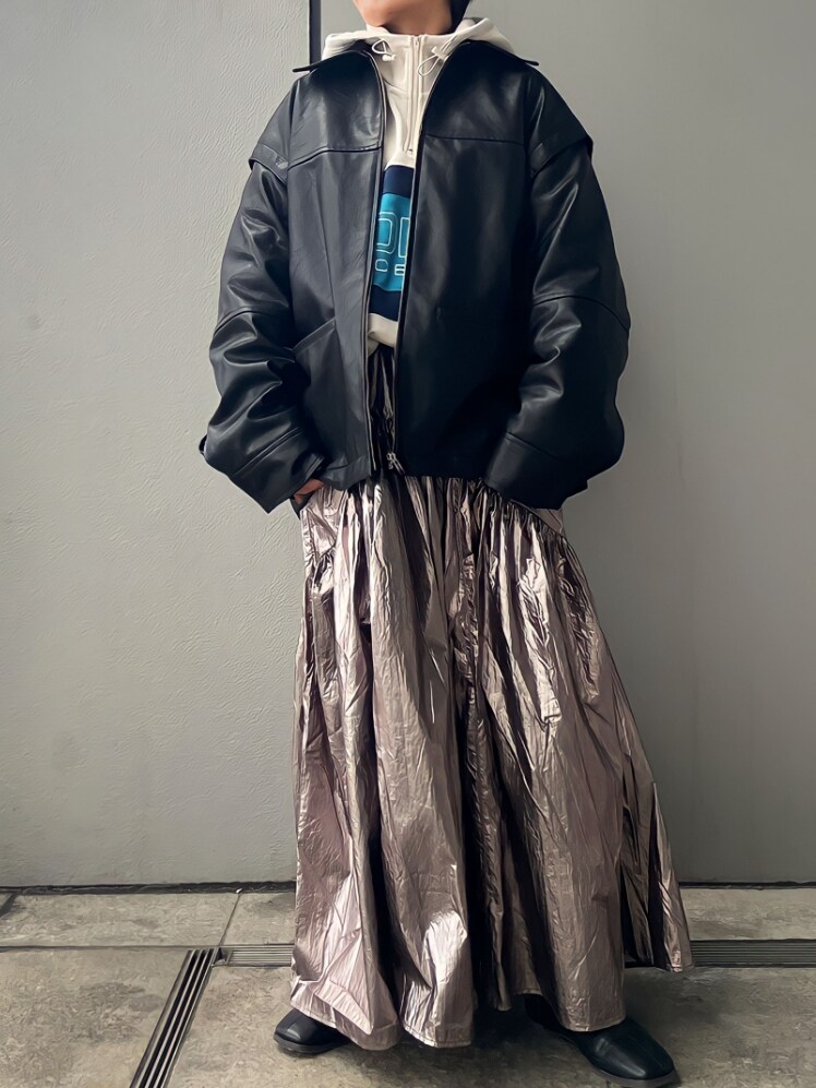 ホワイト系のパーカー、シルバー系のスカート、ブラック系のブーツを着用したレディースの冬コーディネートの2枚目の写真