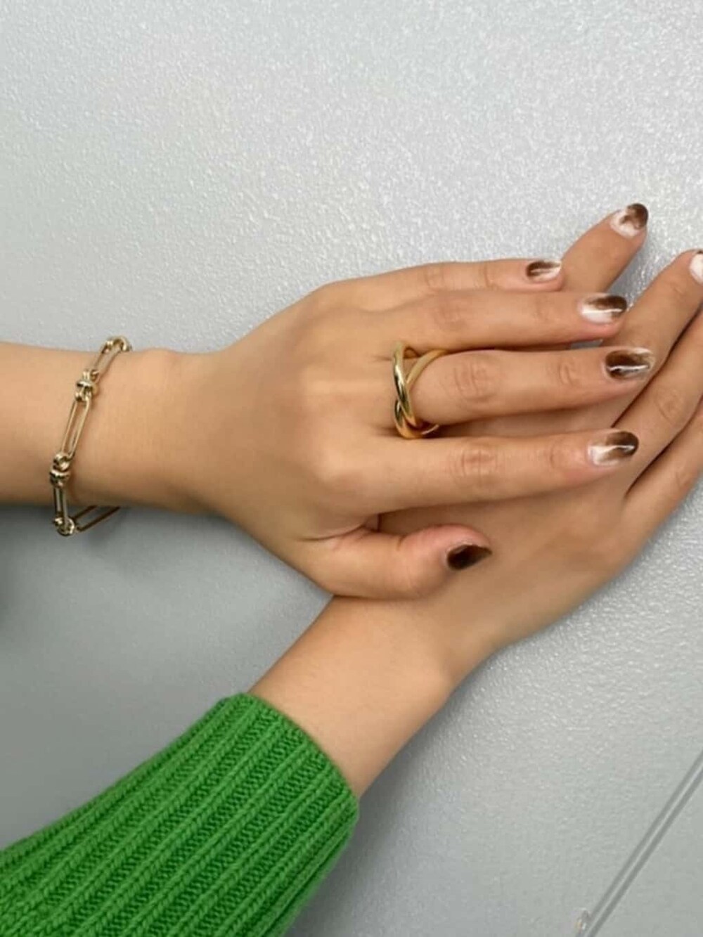 ブラック系のつなぎ/オールインワン、グリーン系のニット/セーター、ブラック系のブーツを着用したレディースの秋コーディネートの5枚目の写真