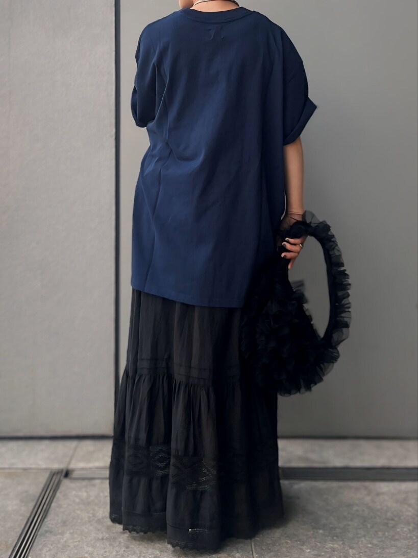 ブルー系のTシャツ/カットソー、ブラック系のショルダーバッグ、ブラック系のスカートを着用したレディースの夏コーディネートの4枚目の写真