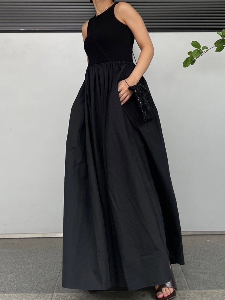 ブラック系のショルダーバッグ、ブラック系のワンピース、その他のサンダルを着用したレディースの春コーディネートの2枚目の写真